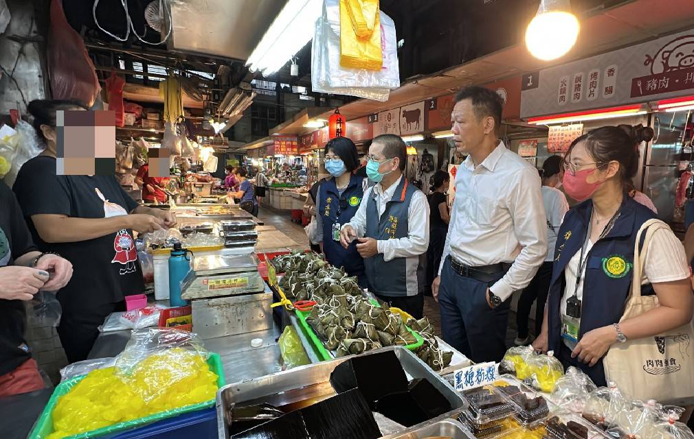 張家興(右二)帶隊稽查市場攤位。 圖：高雄市衛生局/提供