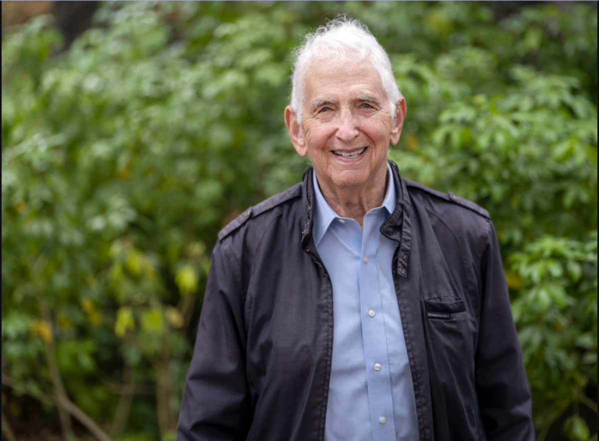 1971年美國五角大樓文件爆料者、前美國軍事分析師艾茲柏格（Daniel Ellsberg）於昨（16）日去世。 圖：翻攝自@DanielEllsberg