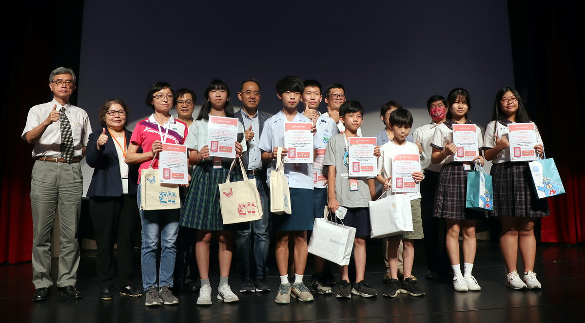 各組得獎學校與得獎人。 圖：高雄市教育局/提供