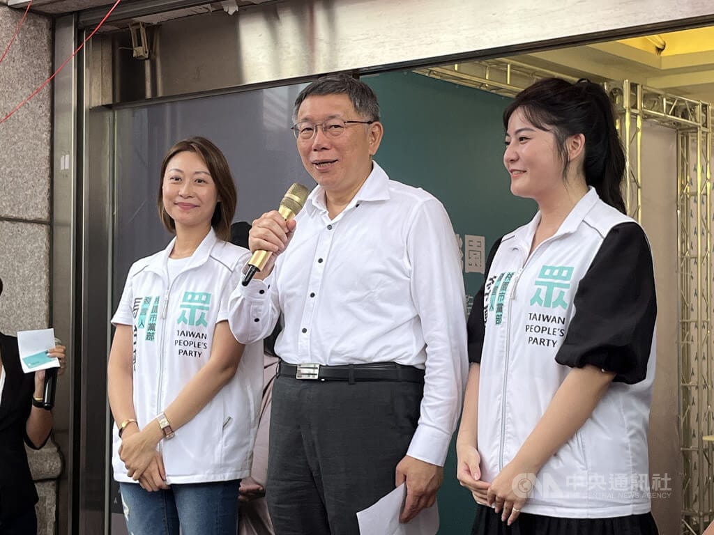 台灣民眾黨主席柯文哲（中）17日表示，桃園市立委選舉原則上蘆竹區將提名馬治薇（左）、八德提名李慕妍（右）參選。 圖：中央社