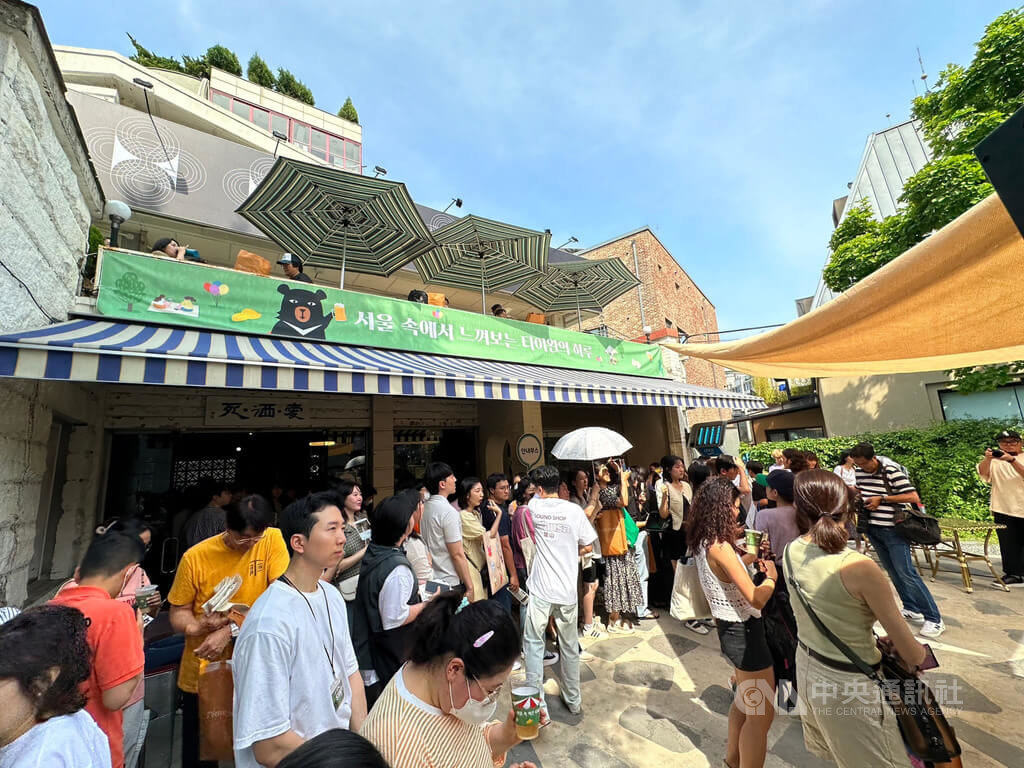 交通部觀光局首爾辦事處17日在弘大商圈文化複合空間辦理觀光Road Show，吸引許多韓國民眾頂著大太陽排隊參與。 圖：中央社提供