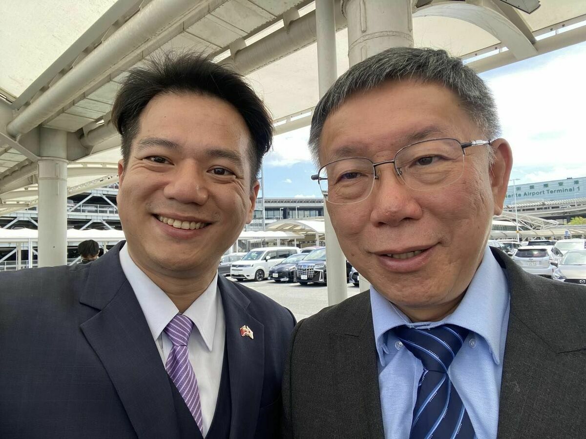 民眾黨立委邱臣遠（左）被指控「摸手盯腿」性騷擾賴香伶前助理。 圖：翻攝邱臣遠臉書