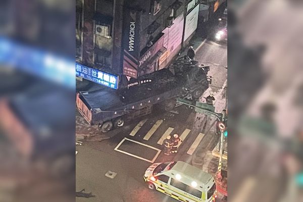 一輛砂石車今（18）天凌晨衝進台北市信義區民宅，撞毀騎樓承重柱。 圖：翻攝信義區三兩事臉書