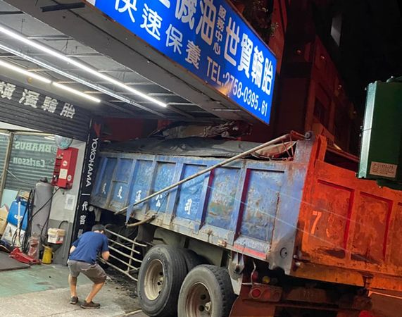一輛砂石車今（18）天凌晨衝進台北市信義區民宅，撞毀騎樓承重柱。 圖：翻攝信義區三兩事臉書