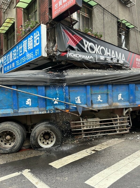 台北市政府表示，雖未造成傷亡，但技師判斷建物有結構安全疑慮，已疏散5戶16人。 圖：台北市政府提供