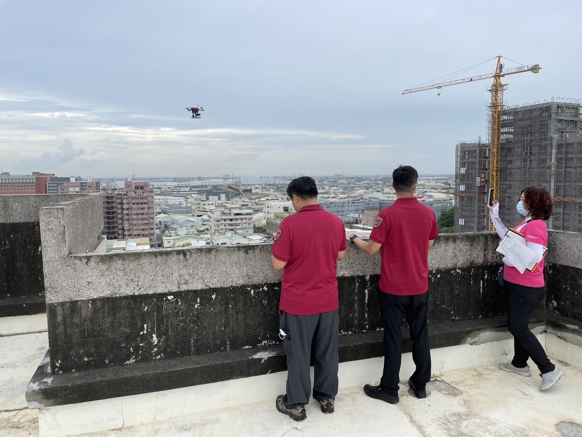 南市府針對不在戶之建物外圍天溝及頂樓露台區域，以無人機探查並於頂樓露台發現保麗龍箱積水等情況，當場連繫住戶配合執行積水容器清除及相關防疫作為，讓孳生源無所遁形。 圖：台南市政府提供