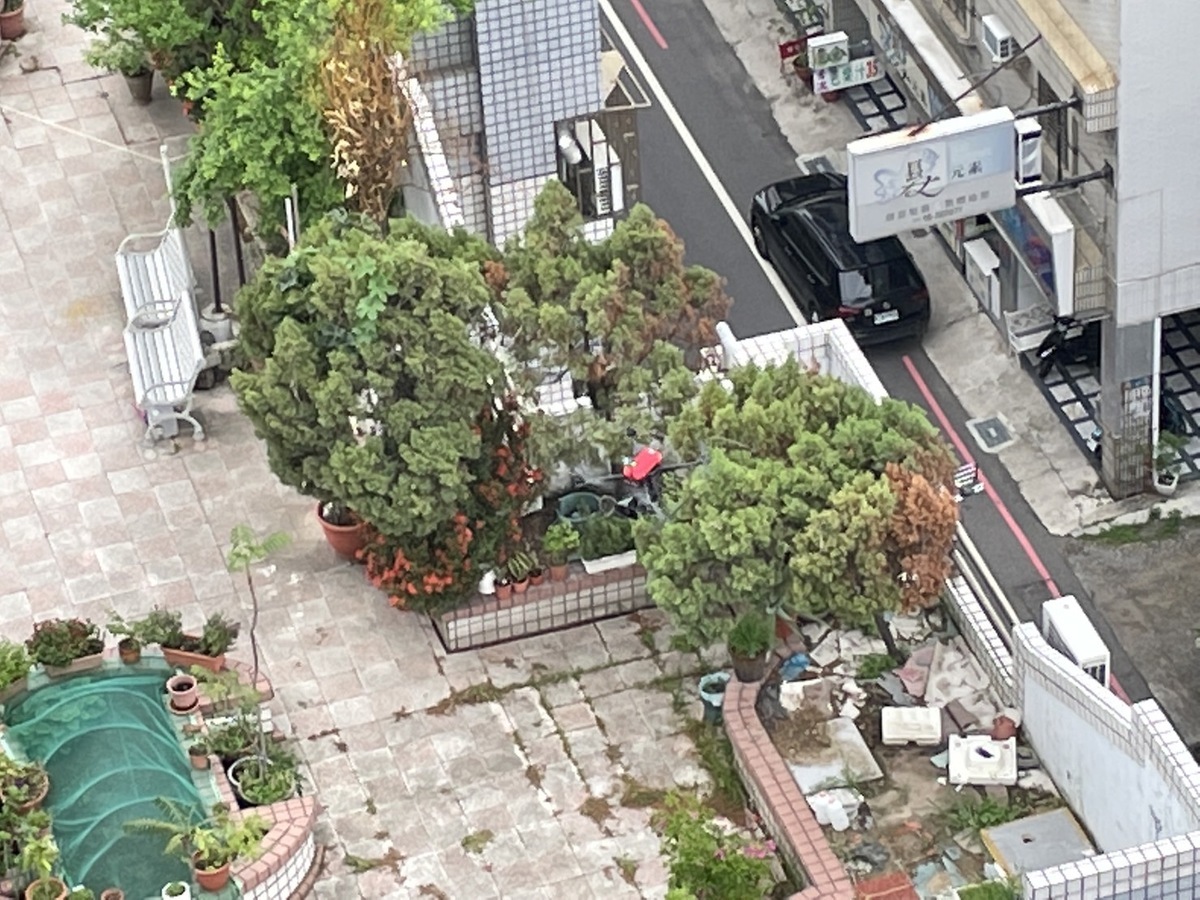 南市府針對不在戶之建物外圍天溝及頂樓露台區域，以無人機探查並於頂樓露台發現保麗龍箱積水等情況，當場連繫住戶配合執行積水容器清除及相關防疫作為，讓孳生源無所遁形。 圖：台南市政府提供
