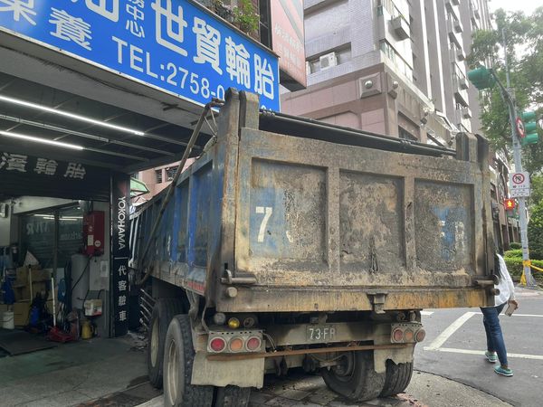 肇事車輛是要將刨除的有價料運往汐止詮盛瀝青廠，後來發現塞車後改道，因不熟路況，發生車禍。 圖：翻攝自信義區三兩事臉書