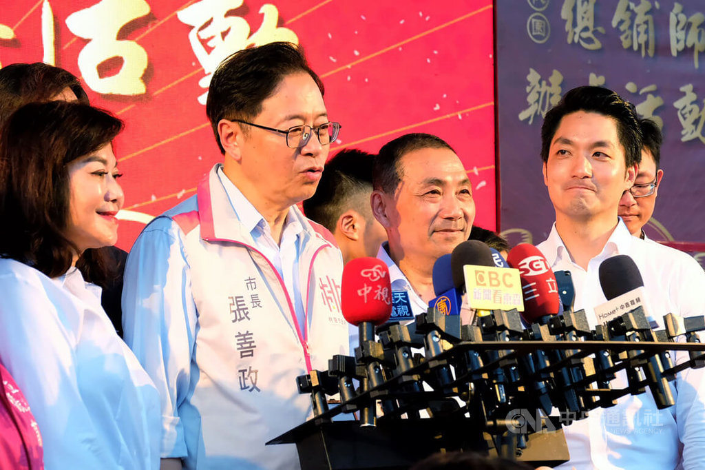 新北市長侯友宜（前右2）、桃園市長張善政（前左2）、台北市長蔣萬安（前右）等人18日晚間共同出席2023桃園閩南文化節「總舖師辦桌」活動。 圖：中央社