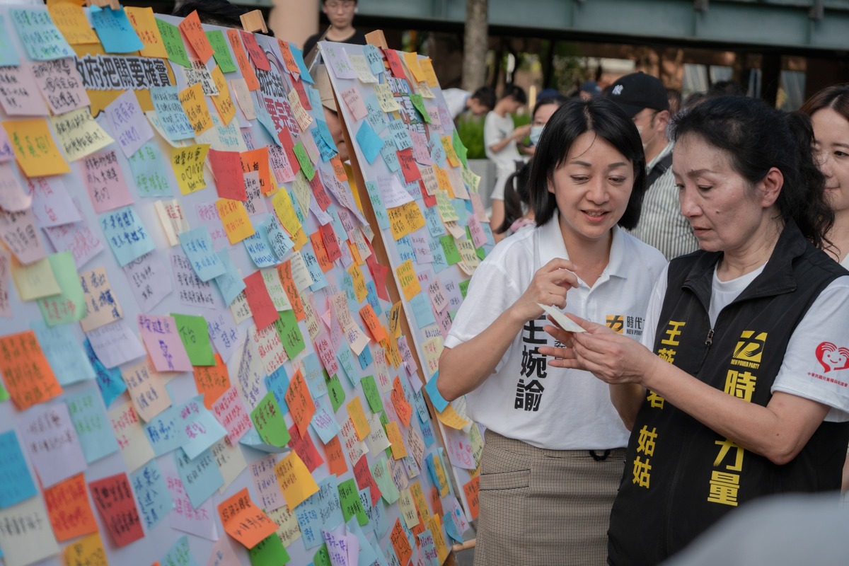 王婉諭與中華民國兒童權益促進協會創會理事長王薇君共同發起「不藥傷害我的孩子」活動。 圖：取自時代力量臉書粉絲團