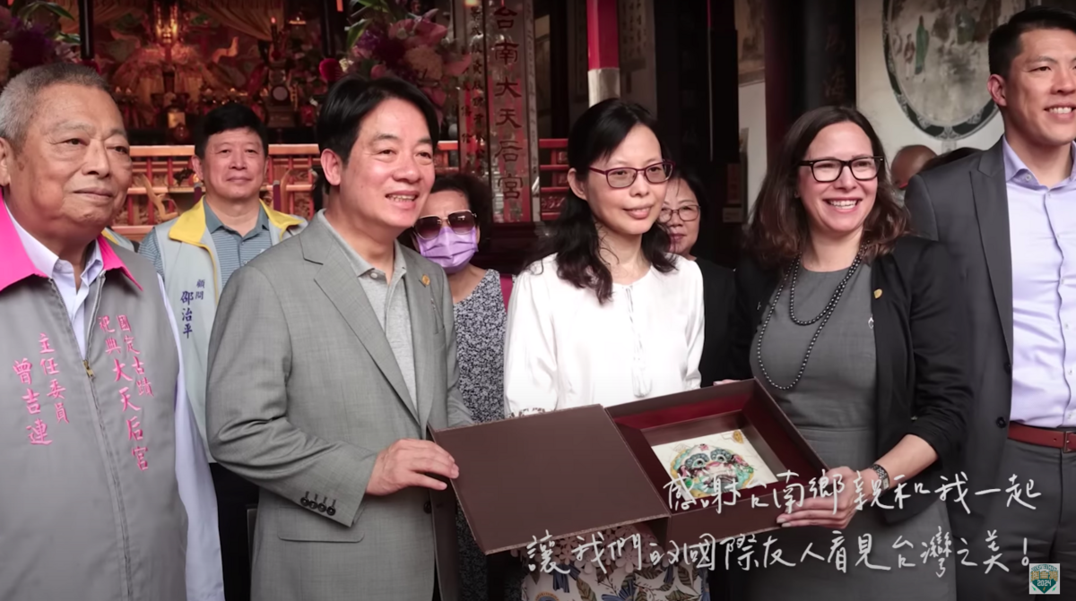 賴清德官方 YouTube 新節目「賴桑去叨位」，首集「帶美國朋友踅台南」由賴清德化身導遊與AIT主席羅森柏格走訪台南大街小巷。 圖：取自賴清德Youtube