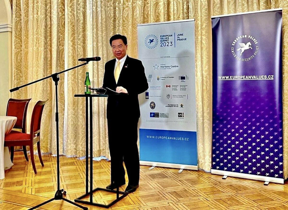 外交部長吳釗燮訪問歐洲，除了公開訪問捷克行程外，其他的行程，外交部都低調行事。 圖：翻攝自外交部推特
