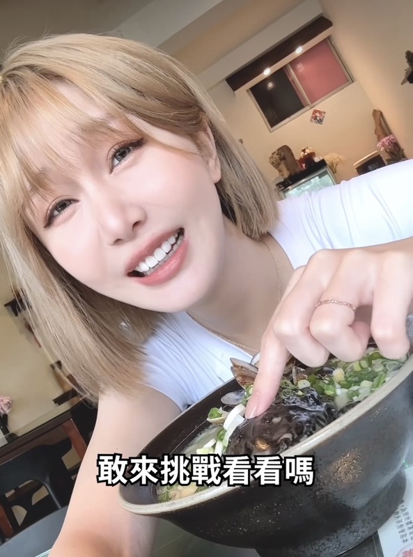妮婭開箱最近造成話題的「蛙呀蛙呀蛙拉麵」。 圖：翻攝自妮婭IG