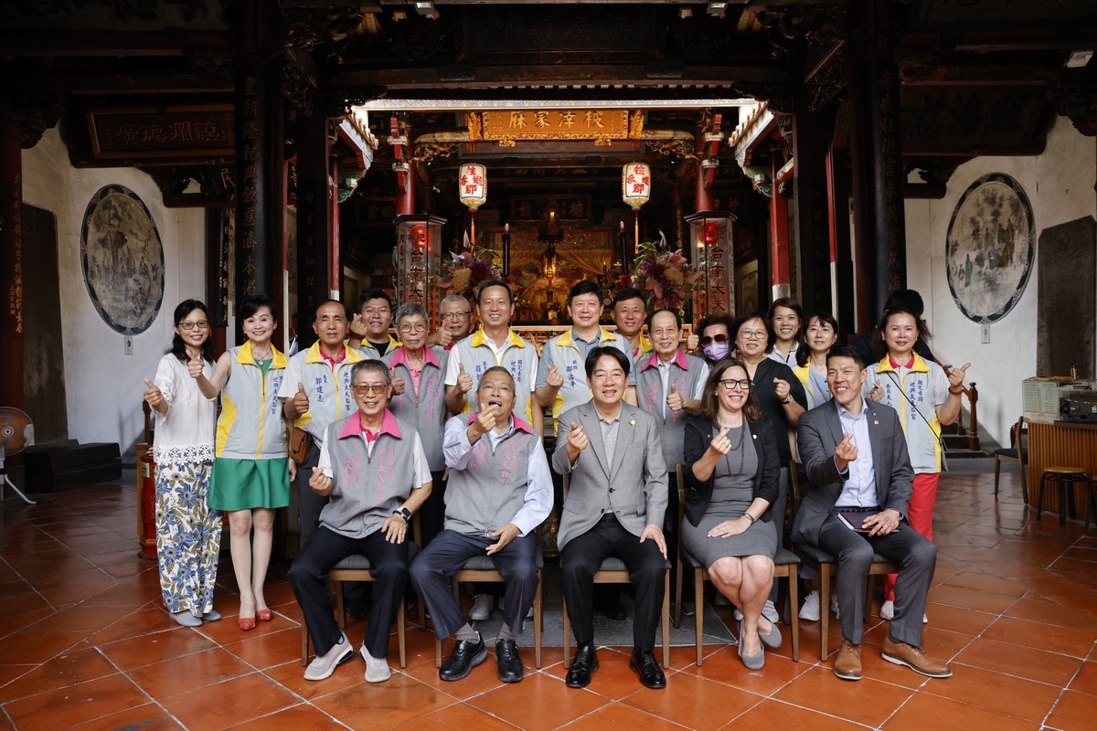 台灣媽祖信徒眾多，宮廟勢力不容小覷，副總統賴清德（前排右三）日前與美國在台協會主席羅森伯格（前排右二）參拜全臺祀典大天后宮。 圖：翻攝自全臺祀典大天后宮臉書
