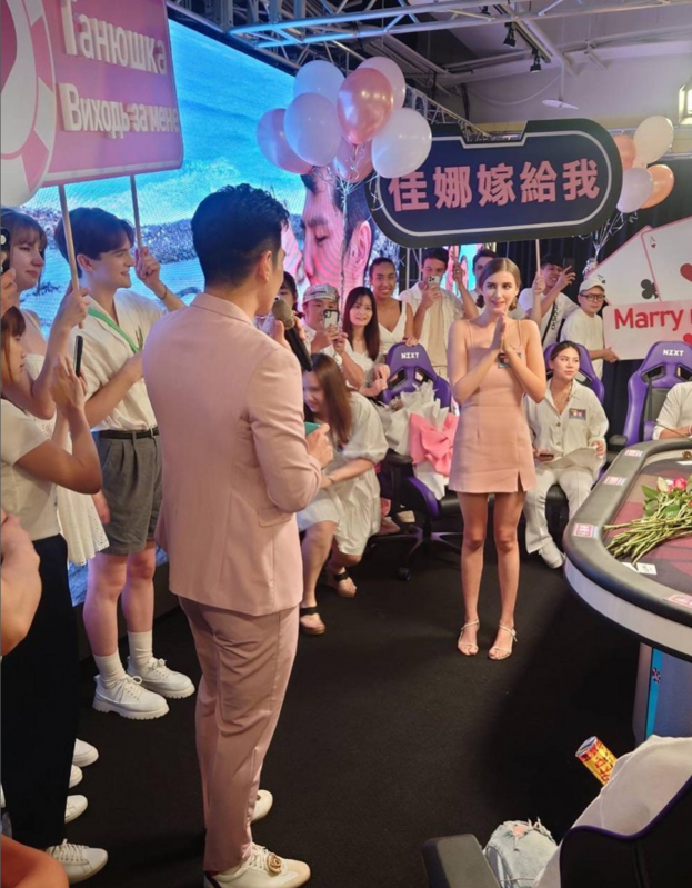 佳娜也在一邊驚喜一邊傻眼的情況下答應求婚，晉升「戴太太」。 圖：翻攝自IG＠herotai_official