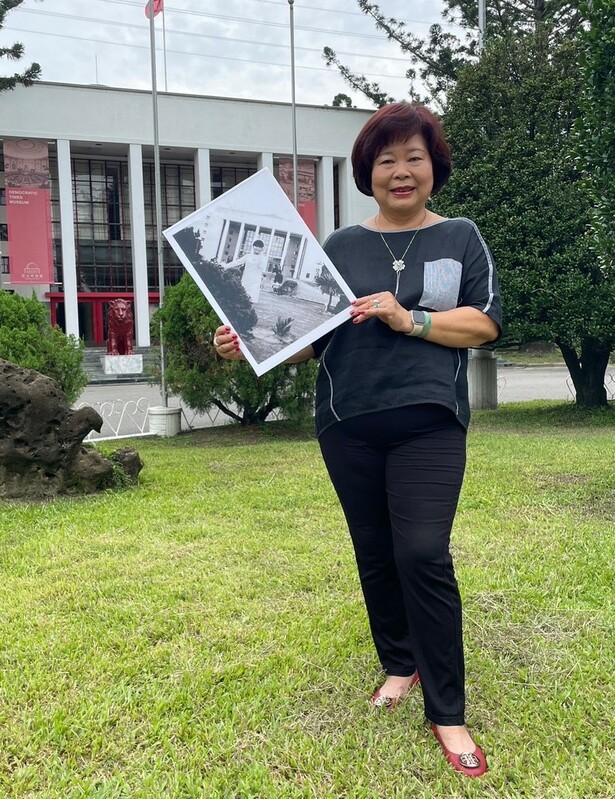 民主時刻館志工林吳美蘭秀出54年前在省議會拍下的老照片。 民主時刻館/提供