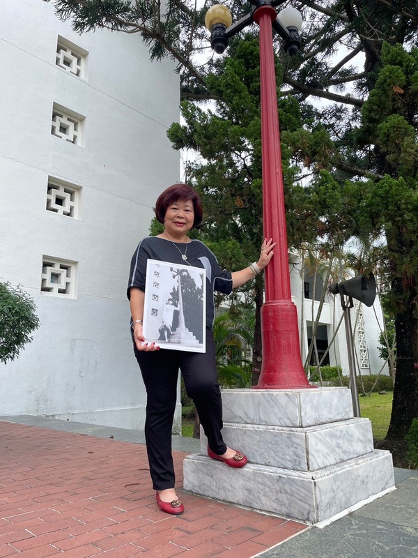 民主時刻館志工林吳美蘭秀出54年前在省議會拍下的老照片。 民主時刻館/提供