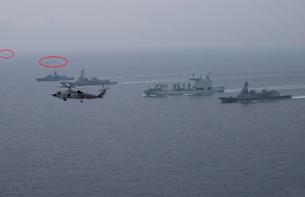 美、日、澳加 4 國海軍在中國東海進行「高貴狼獾」海上聯合軍演時，中國派出了包括 1 艘 052C 驅逐艦、2 艘 056A 護衛艦以及 1 艘補給艦在內的至少 4 艘軍艦(畫紅圈處)對其進行全程「圍觀」 圖 : 翻攝自《單手搓核彈》