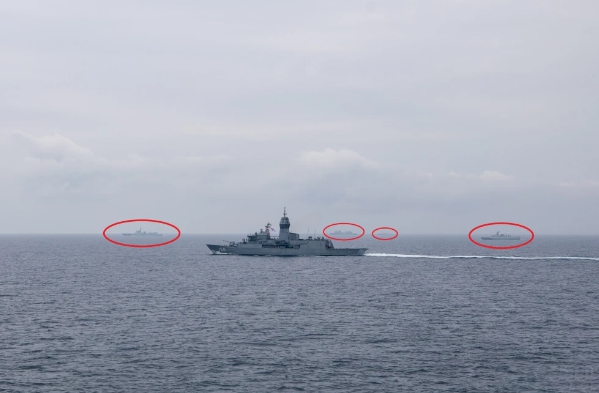 美、日、澳加 4 國海軍在中國東海進行「高貴狼獾」海上聯合軍演時，中國派出了包括 1 艘 052C 驅逐艦、2 艘 056A 護衛艦以及 1 艘補給艦在內的至少 4 艘軍艦(畫紅圈處)對其進行全程「圍觀」 圖 : 翻攝自《單手搓核彈》