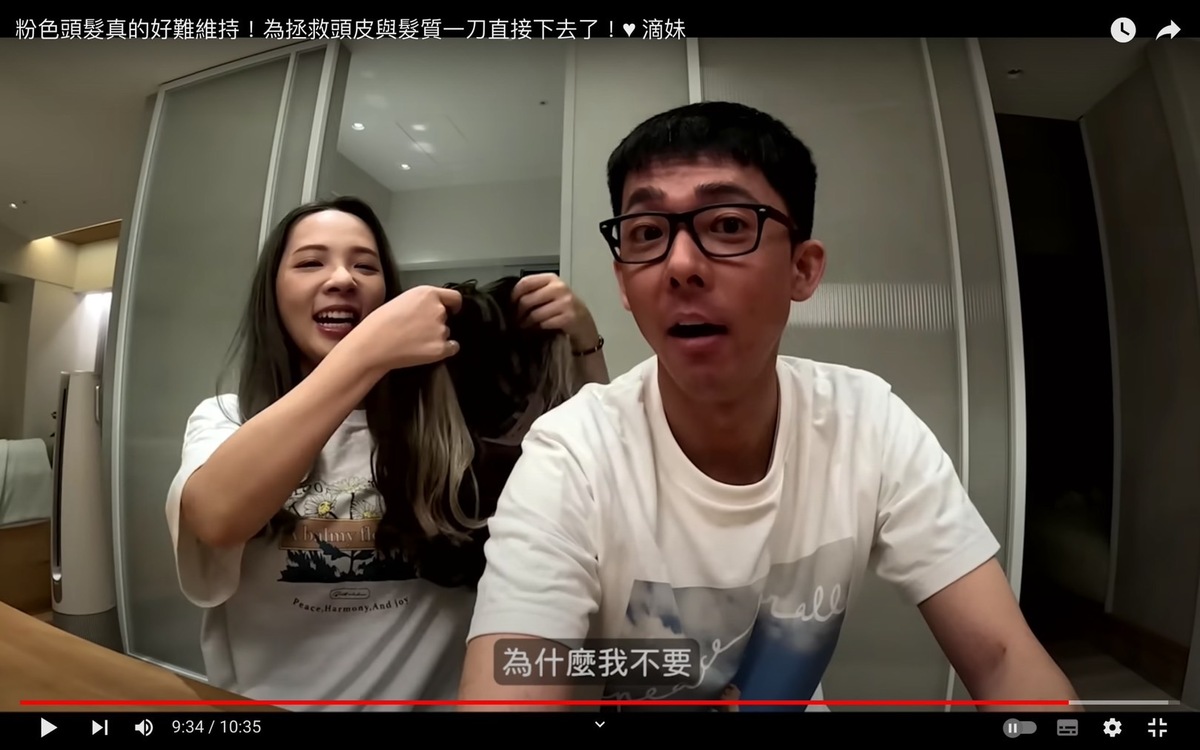 滴妹想將摘下來的假髮給阿滴戴，阿滴表示「為什麼？我不要」。 圖：翻攝自滴妹YT頻道