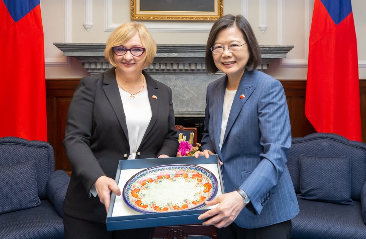 總統蔡英文19日上午接見「波蘭眾議院外委會副主席芭菟煦（Barbara Bartuś）訪團」 圖：總統府提供