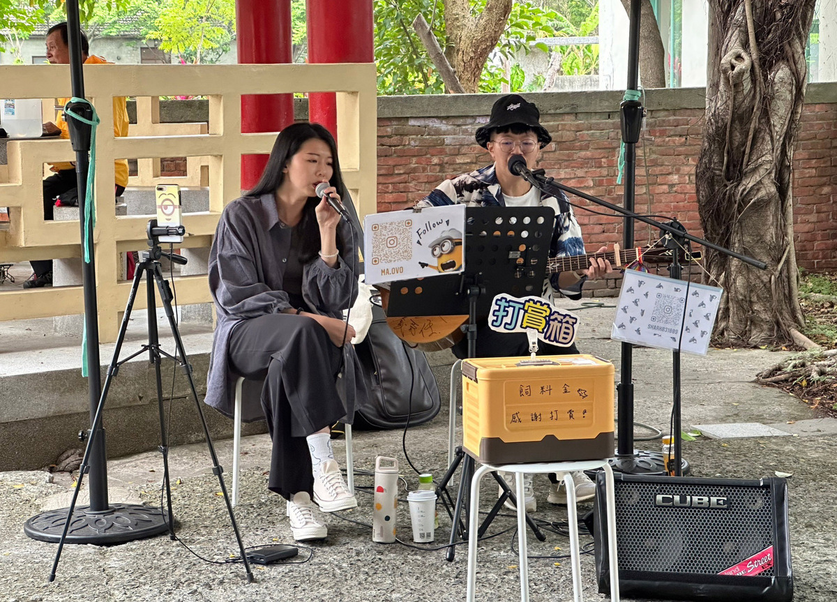 6月25日清眷街頭藝人假日展演將由馬韻如與許鯊鯊演出。 台中市政府文化局/提供