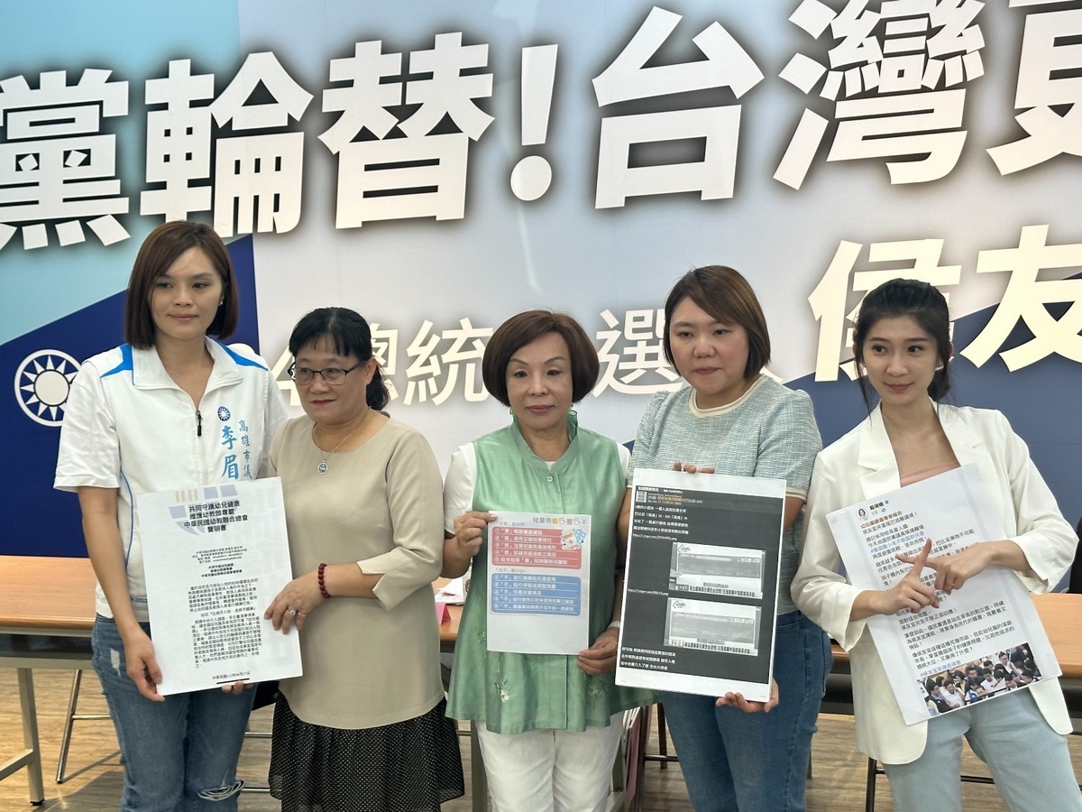 國民黨市黨部「邁擱亂啊!爸媽老師要安心」記者會。 圖：國民黨高雄市黨部/提供
