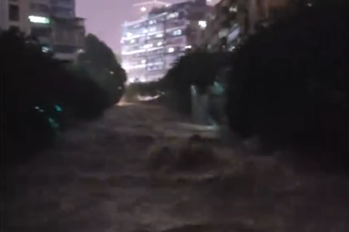 瞬時暴雨造成貴陽市多地淹水。 圖：翻攝自新京報（資料照）