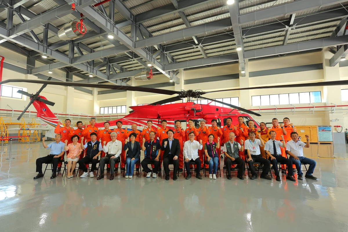 林右昌與空中勤務總隊臺東駐地棚廠落成啓用典禮與貴賓同仁們合影留念。 圖：內政部提供