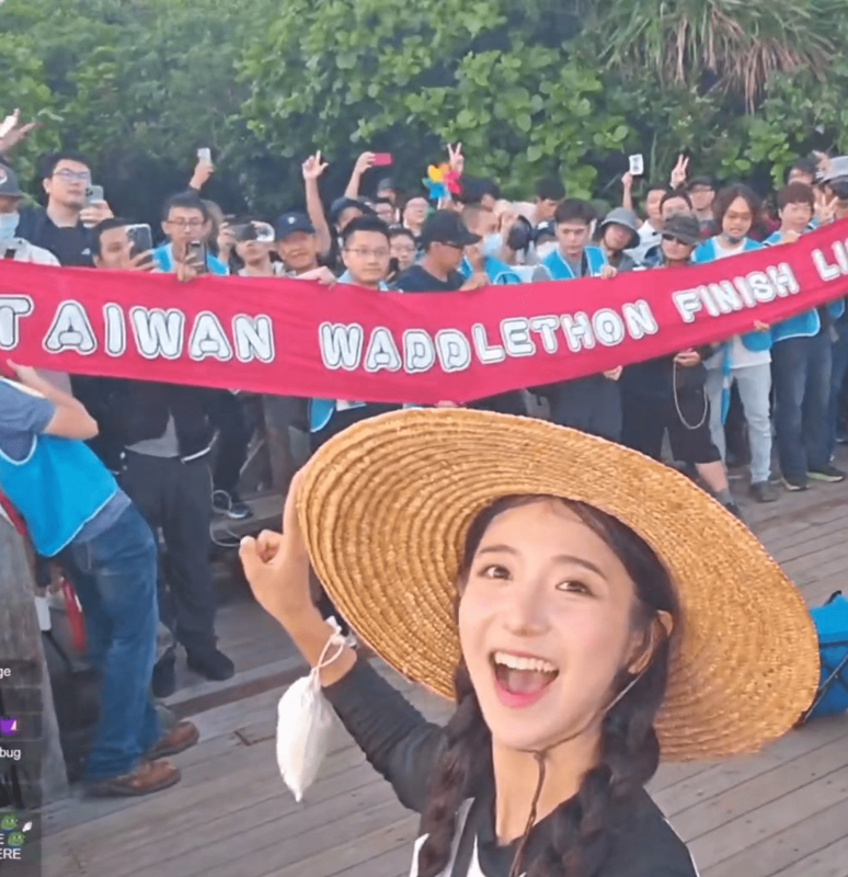 企鵝妹昨下午5點左右抵達鵝鑾鼻公園，在粉絲的迎接下，順利完成挑戰。 圖：翻攝自IG＠yyj0728