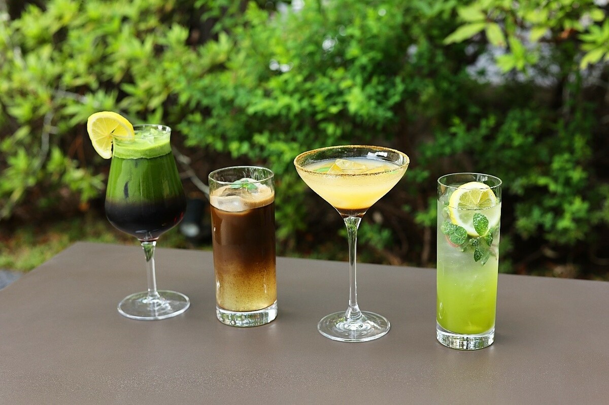 「抹茶啤酒花園」的戶外露台席開放感十足，除抹茶啤酒之外，還可盡情享用使用茶的葡萄酒、雞尾酒、無酒精飲料等。 圖：Ⓒ1899 HOSPITALITY CO., LTD.／提供