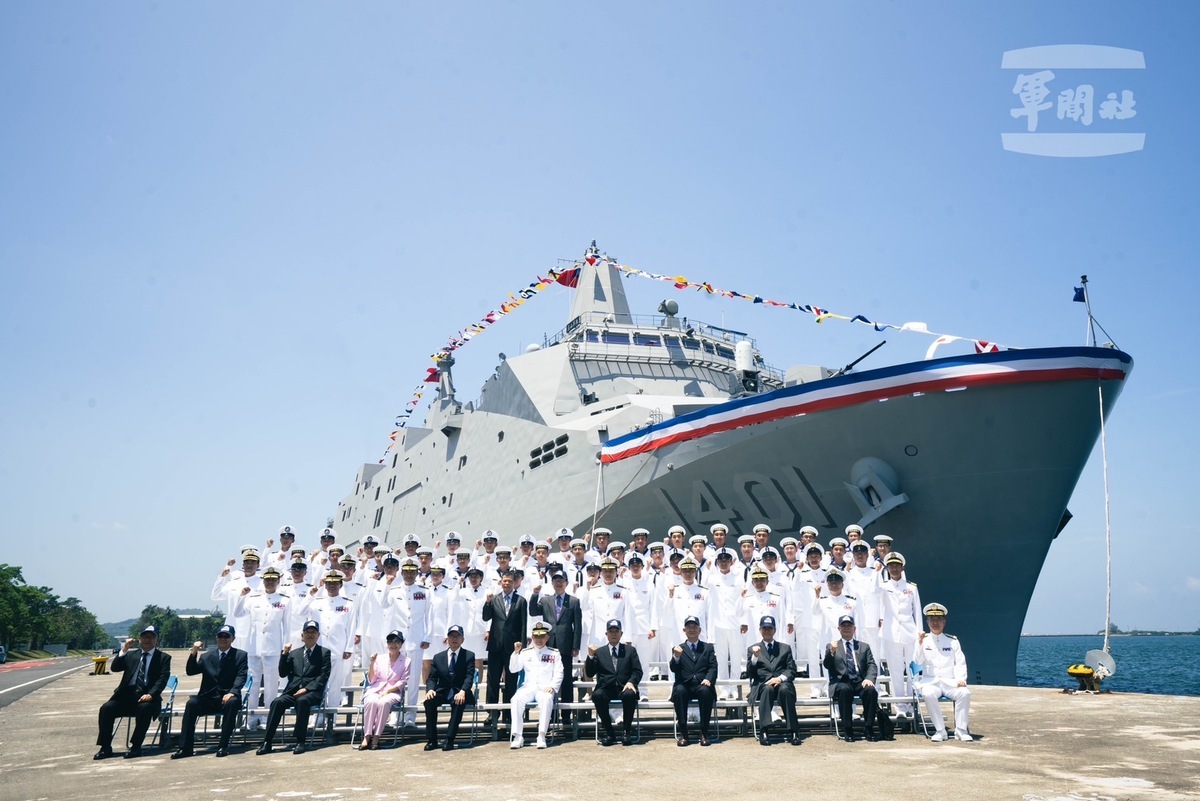 海軍司令唐華與玉山軍艦官兵合影。 圖 : 翻攝自軍聞社