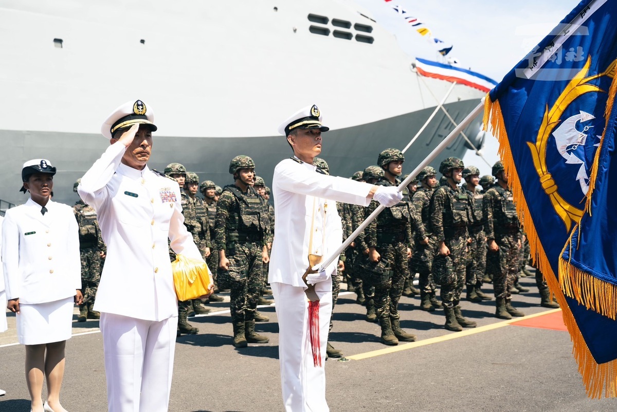 海軍司令唐華授印與授旗之後，玉山艦正式成軍。 圖 : 翻攝自軍聞社