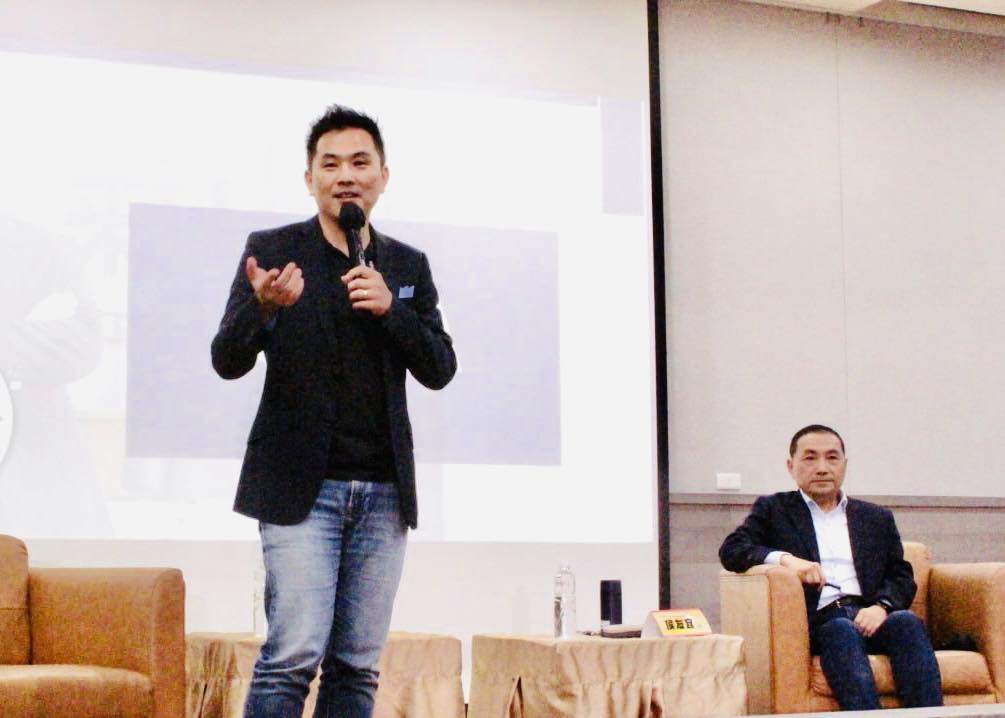 國民黨立委陳以信赴台大參加「校園總統馬拉松」座談活動。 圖：陳以信臉書