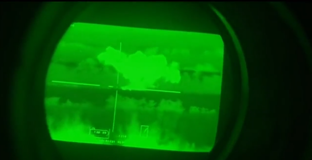 烏軍在夜間操控 M2 布雷德利戰車作戰，用偵測器偵測到俄軍的2 輛坦克後，快速發動攻勢，成功將敵軍 2 輛坦克摧毀。 圖：翻攝自Cloooud推特