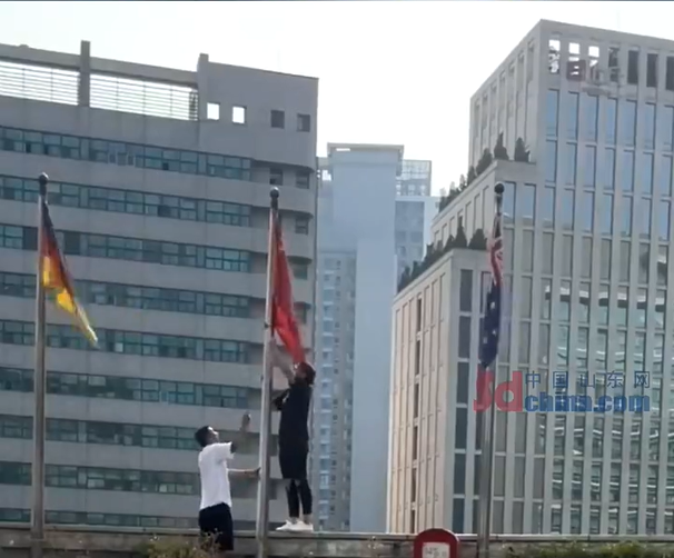近期，兩名中國民眾把被綑綁的中國旗幟解開的影片在網路引起中國網友關注。 圖：翻攝自環球網