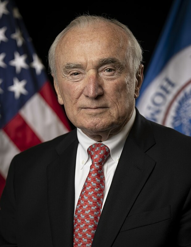 美國紐約市前警長布拉頓（William Bratton）批評，紐約的政策不是試圖讓人們遠離毒品，而是用自動售貨機鼓勵他們繼續吸毒。 圖：翻攝自維基百科