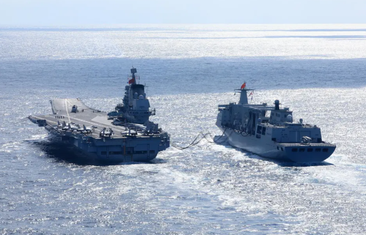 中國目前有 3 艘航空母艦，其中正在服役的僅有 2 艘，圖為中國海軍航母編隊。 圖：翻攝自鋒芒FM