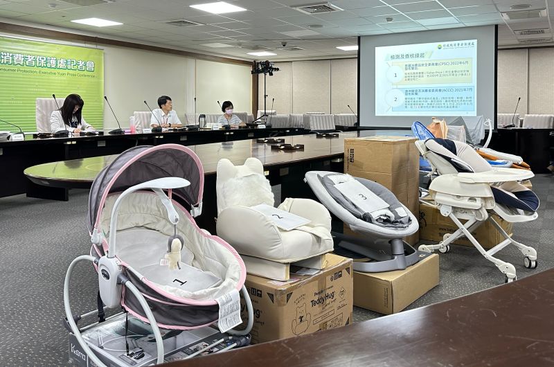 有哄睡神器之稱的「斜躺搖籃」，經消保處抽驗市售的10件商品，有9件不合格，家長務必多加留意。 圖／周淑萍攝