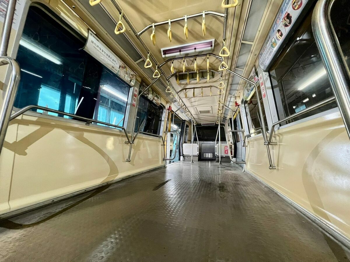 為了提升文湖線尖峰時段運能，台北捷運公司將試辦空間優化，除第1、4節車廂維持不變外，第2、3節車廂的中央區域座椅及行李架全數拆除。 圖：台北捷運公司／提供