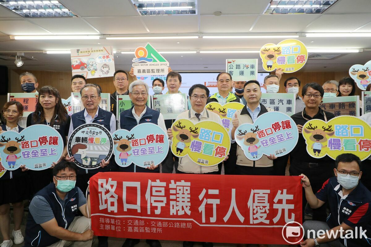 為提升行人交通安全環境，台南市政府預定今年完成百大路口行人安全計畫，率先打造全國首座大客車路口停讓實境訓練場，今日與公路總局嘉義區監理所聯合舉辦「九大運輸業路口停讓宣示活動」，台南市長黃偉哲與九大運輸業代表共同宣示提升路口行車安全決心，期能降低路口交通事故的發生。 圖：黃博郎／攝
