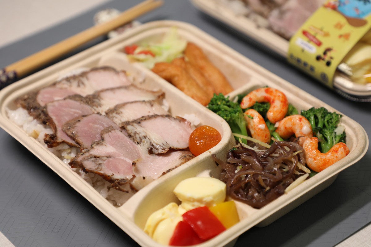 屬於山風味的「台鐵仲夏鹹香豚肉便當」，選用台灣國產豬肉，以爐烤方式精心製成鹹豬肉做為主菜。 圖：台鐵局／提供