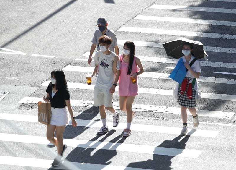 今（21）日是夏至，酷熱的天氣躲在冷氣房避暑，中醫師提醒要小心「冷氣病」。 圖／記者陳明中攝