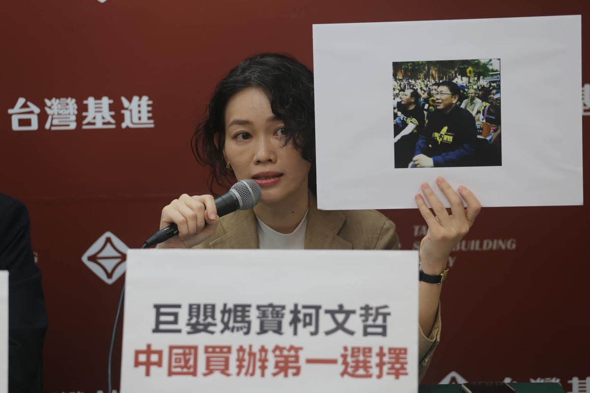 基進黨北市主委吳欣岱翻出柯文哲2014年，穿著反服貿T-SHIRT的照片，對比現在卻改稱是反黑箱而非服貿。 圖 : 取自吳欣岱臉書