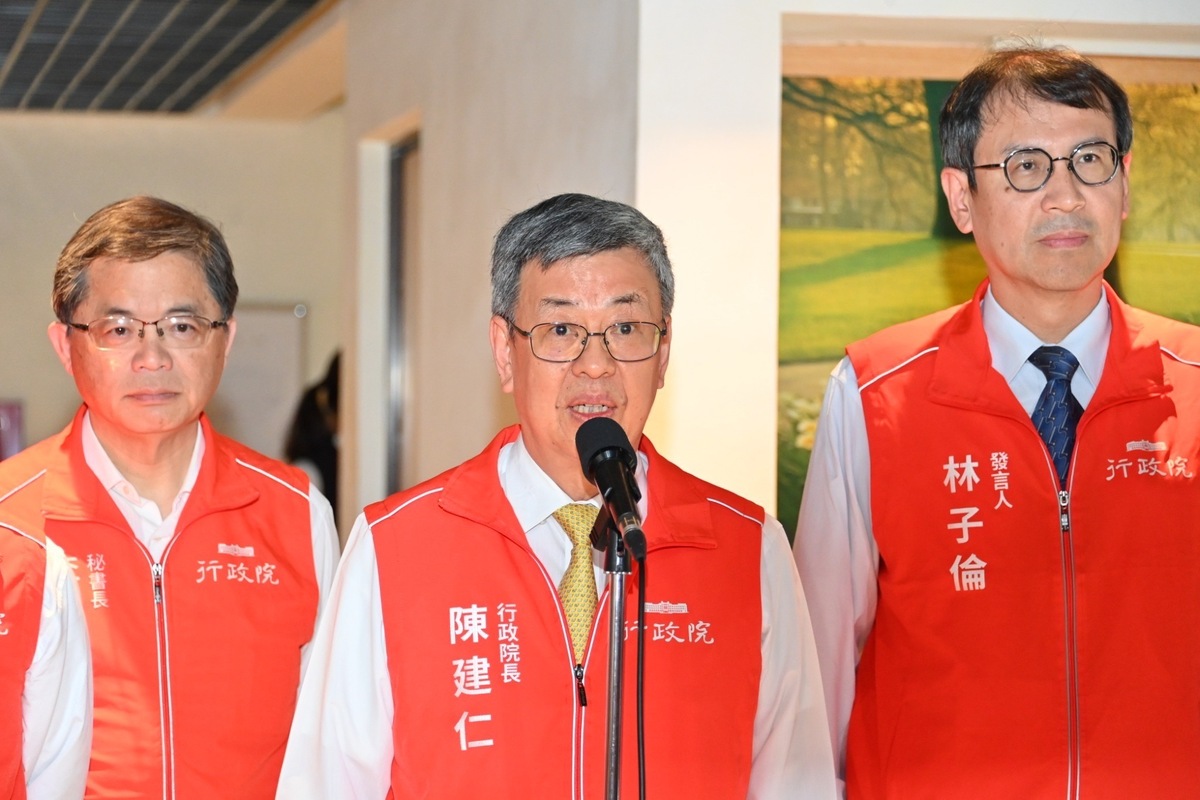 行政院長陳建仁（中）。 圖：行政院提供（資料照片）