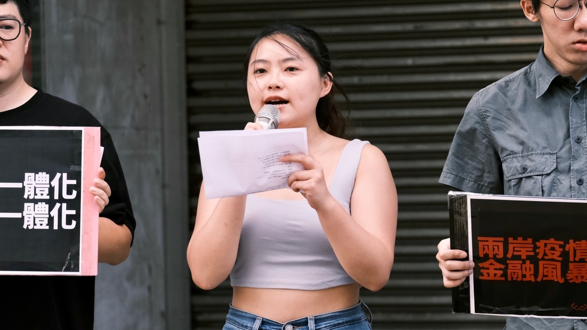 經民連研究員歐栩韶（中）呼籲社會要留意服貿重起這個議題。 圖：經民連提供