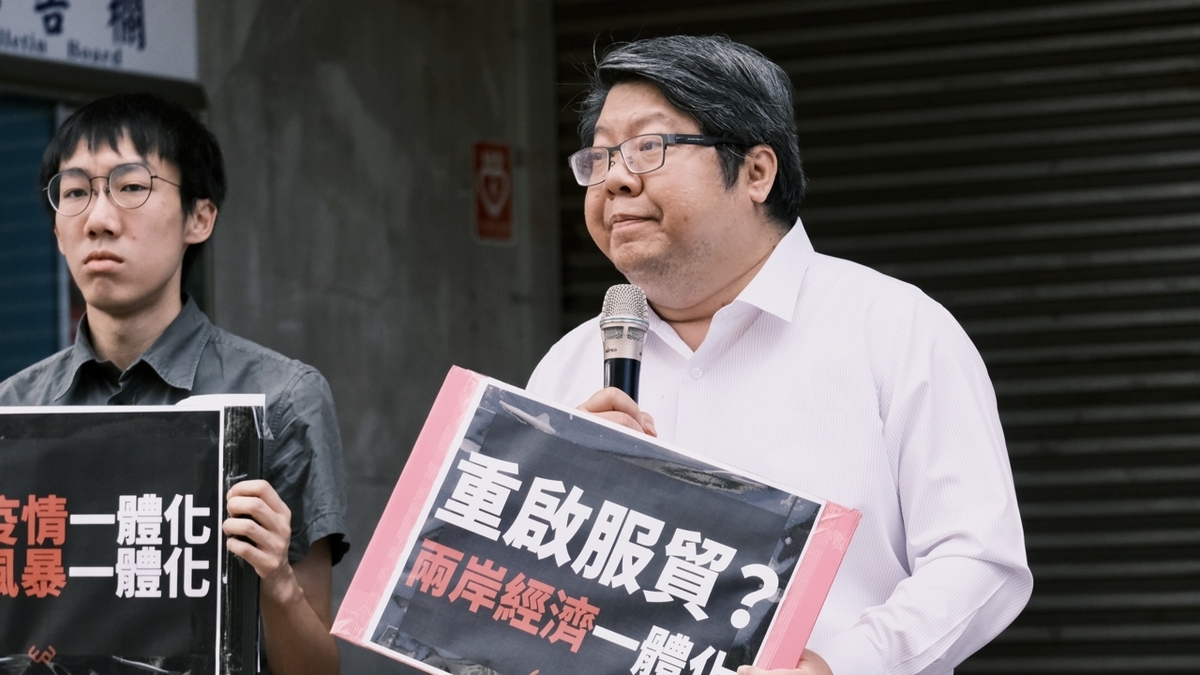 經民連理事長賴中強召開記者會，呼籲大家要留意勿在重起服貿。 圖：經民連提供