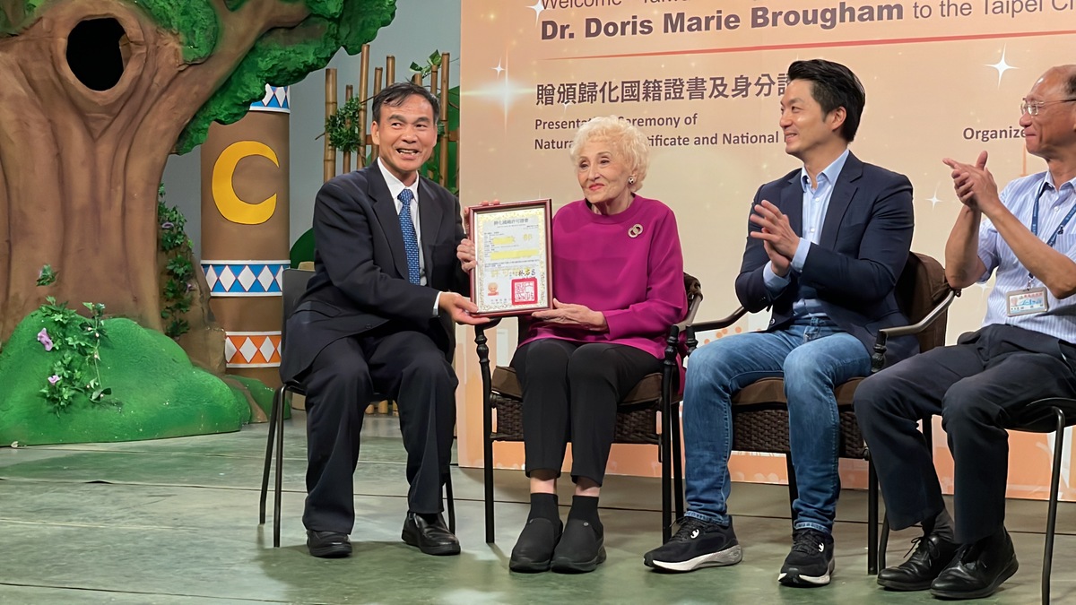 內政部戶政司林清淇司長致贈身分證予彭蒙惠老師（左二）。 圖：內政部提供