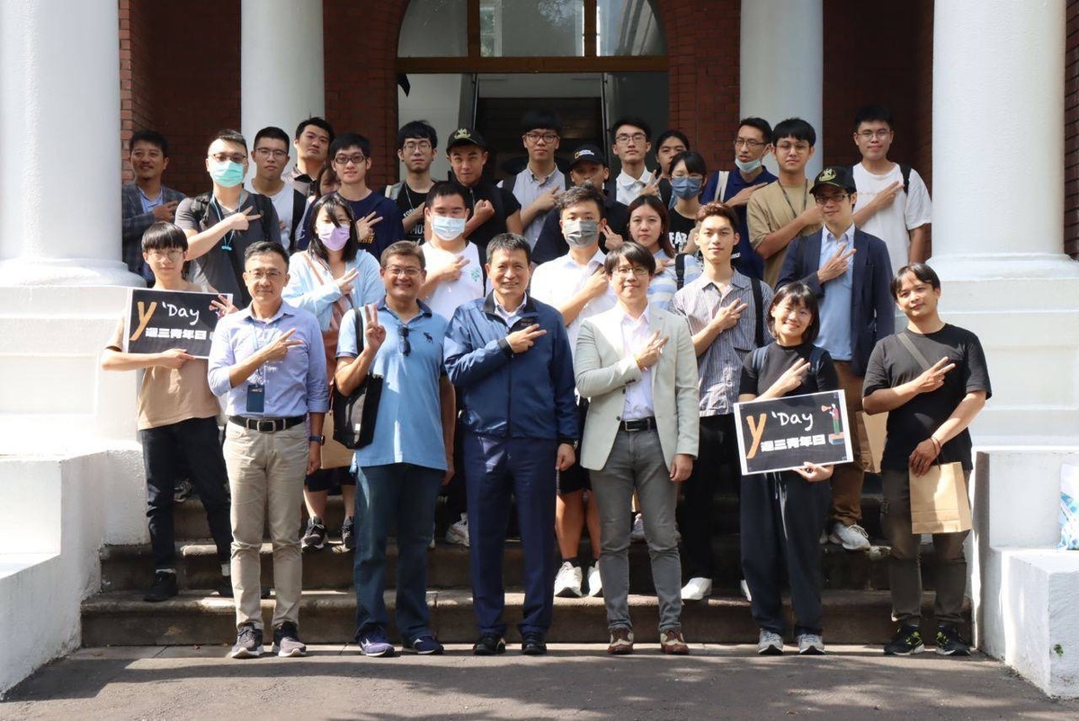 Y’s Day「週三青年日」認識中國系列第2場：開戰假議題：中國侵略台灣的成本分析。與會者比出的手勢，代表把青年議題放在心上。 圖：台灣智庫提供