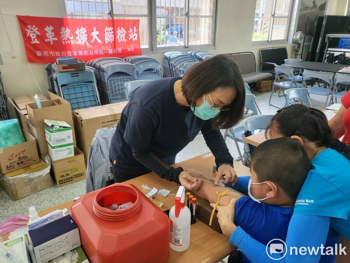 防治中心端午連假期間持續設置採血站，6月22日至6月25日於成功里活動中心提供市民採血檢驗服務。另外為能找出善化區潛在病例，於善化區坐駕里辦公室設立採血站， 圖：台南市政府提供